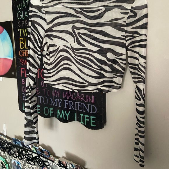Cropped Zebra mesh top//size small - Picture 2 of 3